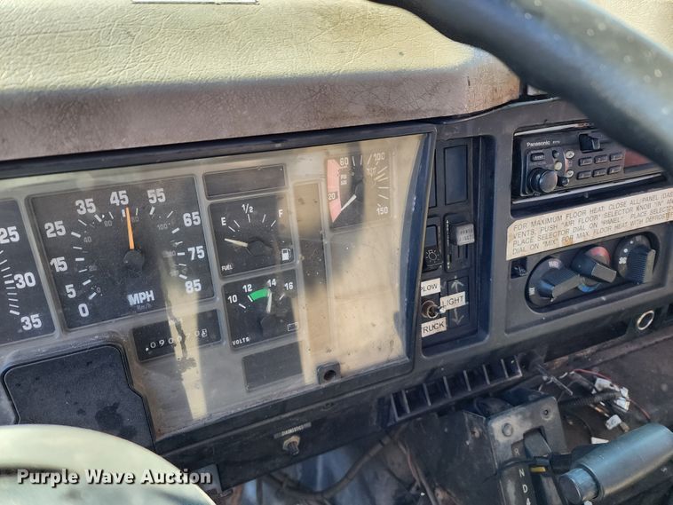 image for item DC6216 2002 International 4700  flatbed truck