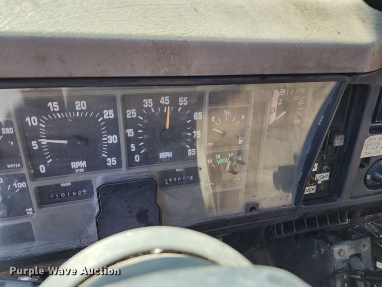 image for item DC6216 2002 International 4700  flatbed truck