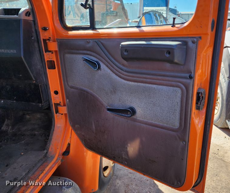 image for item DC6216 2002 International 4700  flatbed truck