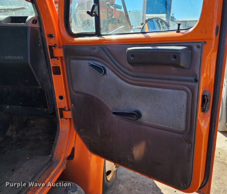 image for item DC6216 2002 International 4700  flatbed truck