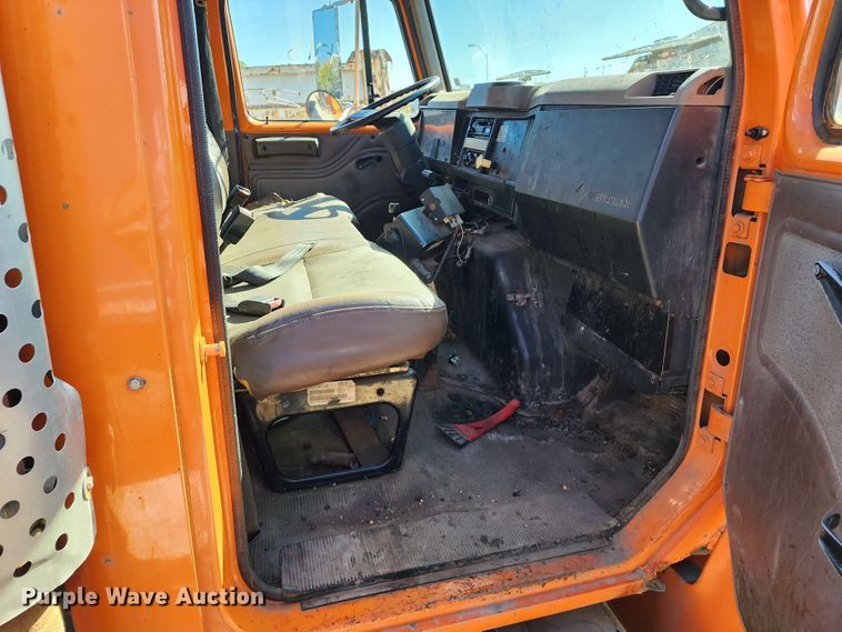 image for item DC6216 2002 International 4700  flatbed truck