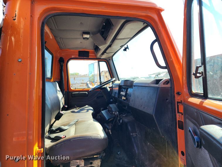 image for item DC6216 2002 International 4700  flatbed truck