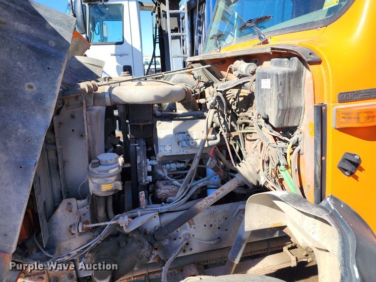 image for item DC6216 2002 International 4700  flatbed truck