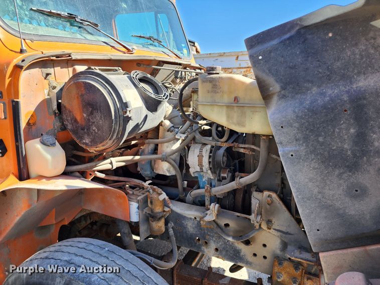 image for item DC6216 2002 International 4700  flatbed truck