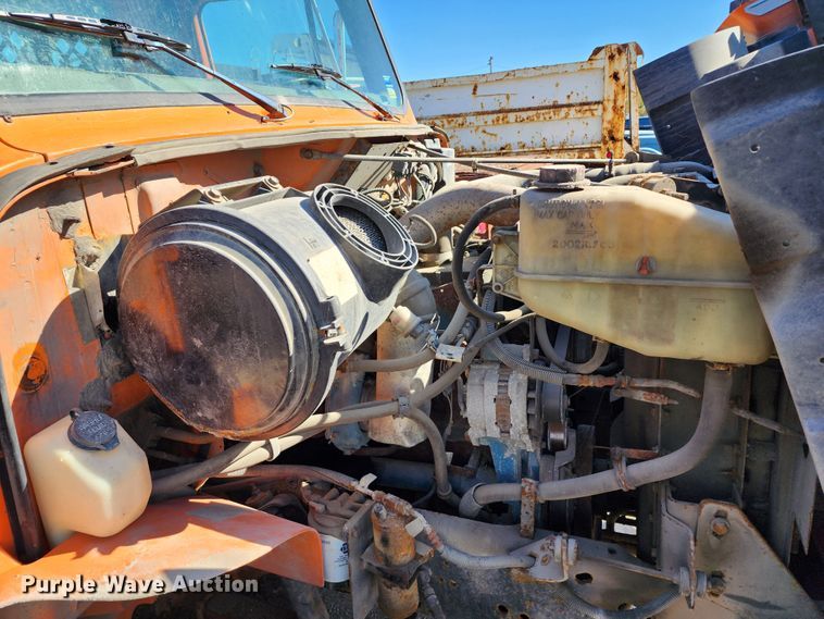 image for item DC6216 2002 International 4700  flatbed truck