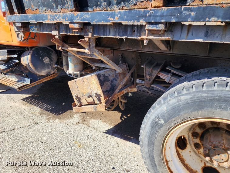 image for item DC6216 2002 International 4700  flatbed truck