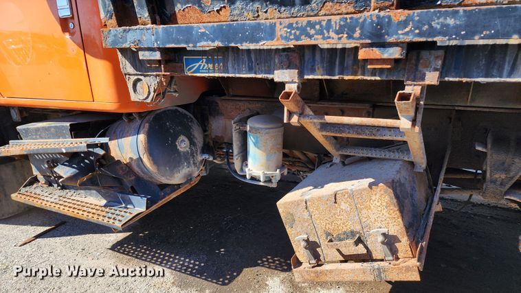 image for item DC6216 2002 International 4700  flatbed truck