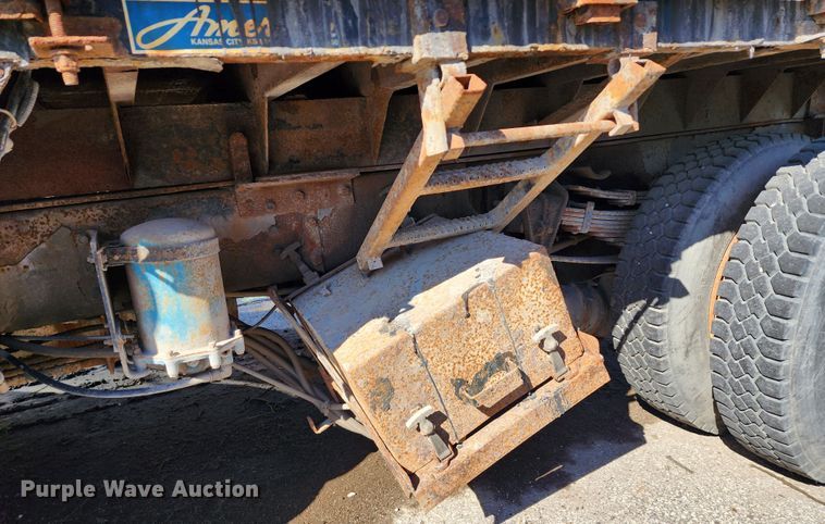 image for item DC6216 2002 International 4700  flatbed truck