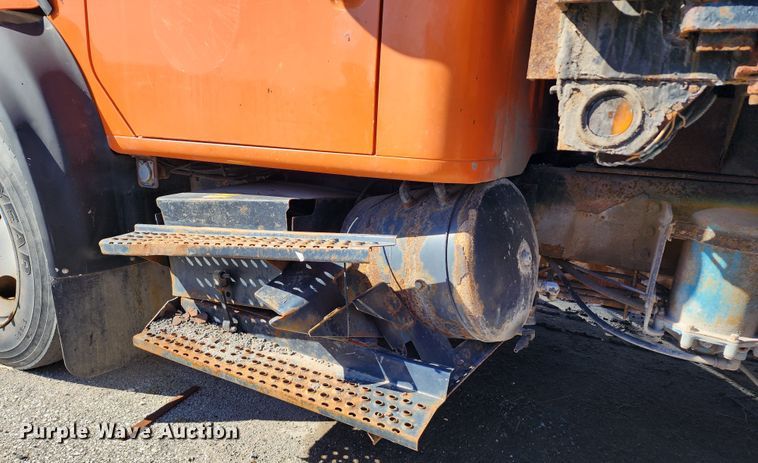 image for item DC6216 2002 International 4700  flatbed truck