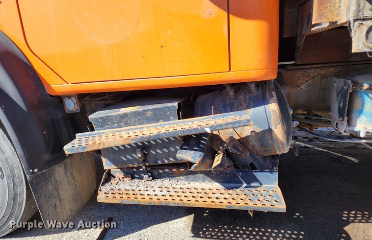 image for item DC6216 2002 International 4700  flatbed truck