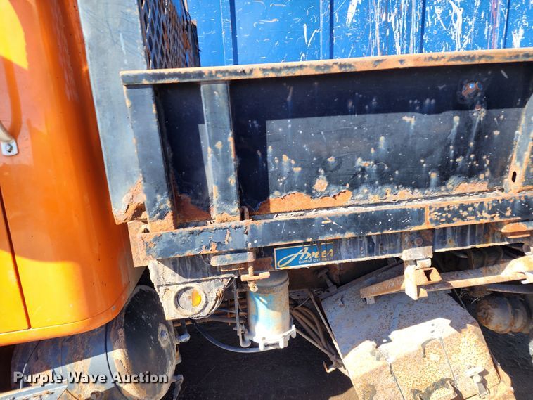 image for item DC6216 2002 International 4700  flatbed truck