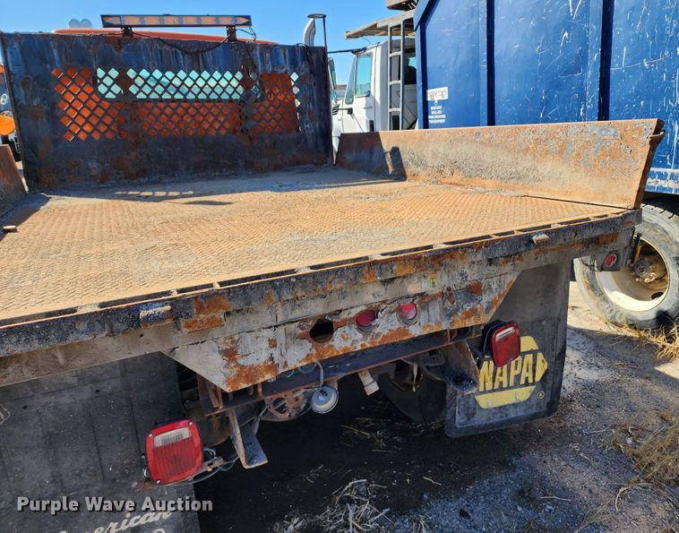 image for item DC6216 2002 International 4700  flatbed truck