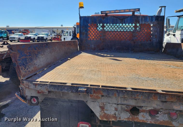 image for item DC6216 2002 International 4700  flatbed truck