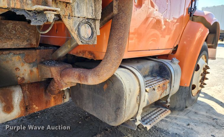 image for item DC6216 2002 International 4700  flatbed truck