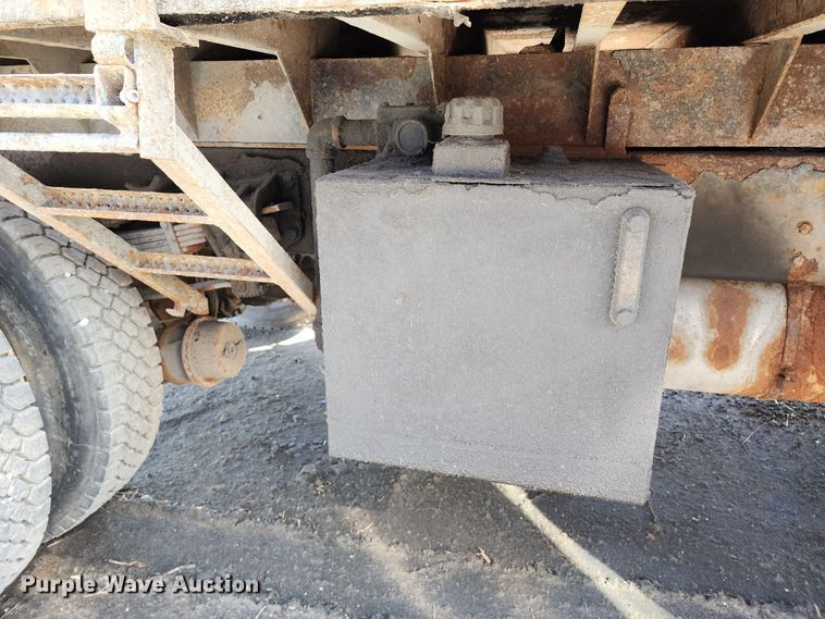 image for item DC6216 2002 International 4700  flatbed truck