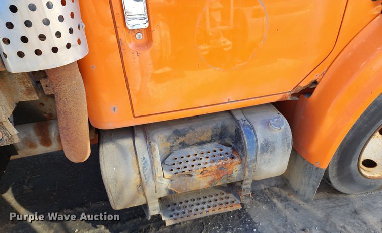 image for item DC6216 2002 International 4700  flatbed truck