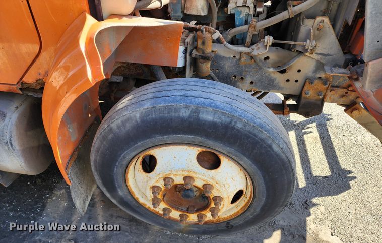 image for item DC6216 2002 International 4700  flatbed truck