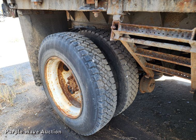 image for item DC6216 2002 International 4700  flatbed truck