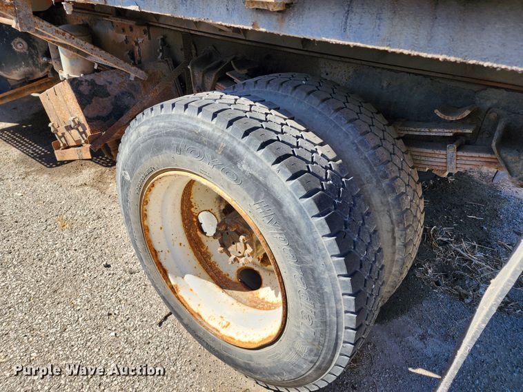 image for item DC6216 2002 International 4700  flatbed truck