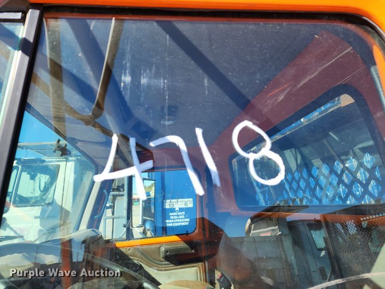 image for item DC6216 2002 International 4700  flatbed truck