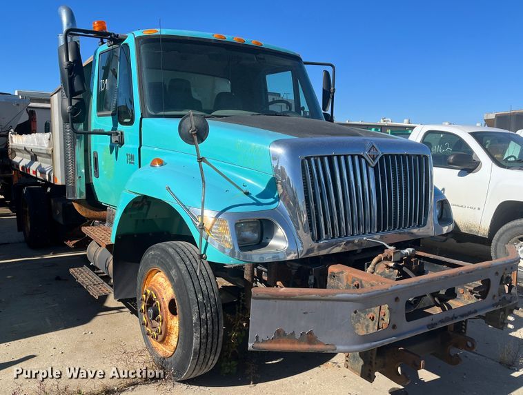 image for item DC6218 2007 International 7300  dump truck