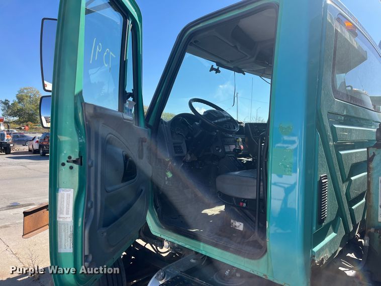 image for item DC6218 2007 International 7300  dump truck