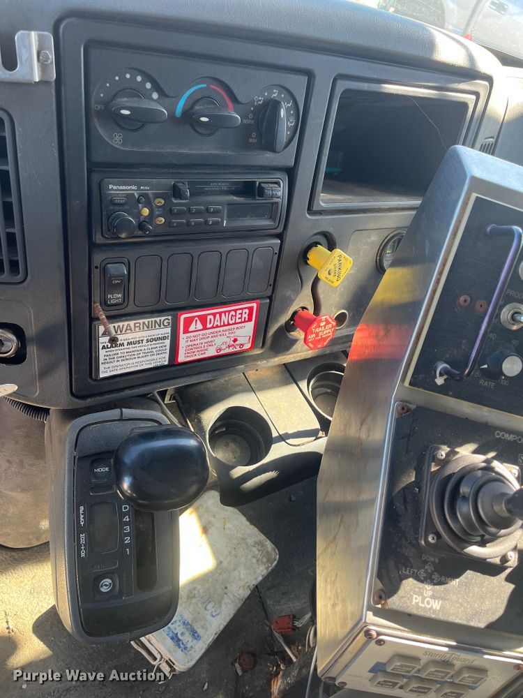 image for item DC6218 2007 International 7300  dump truck