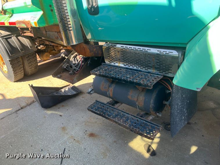 image for item DC6219 2007 International 7400  dump truck