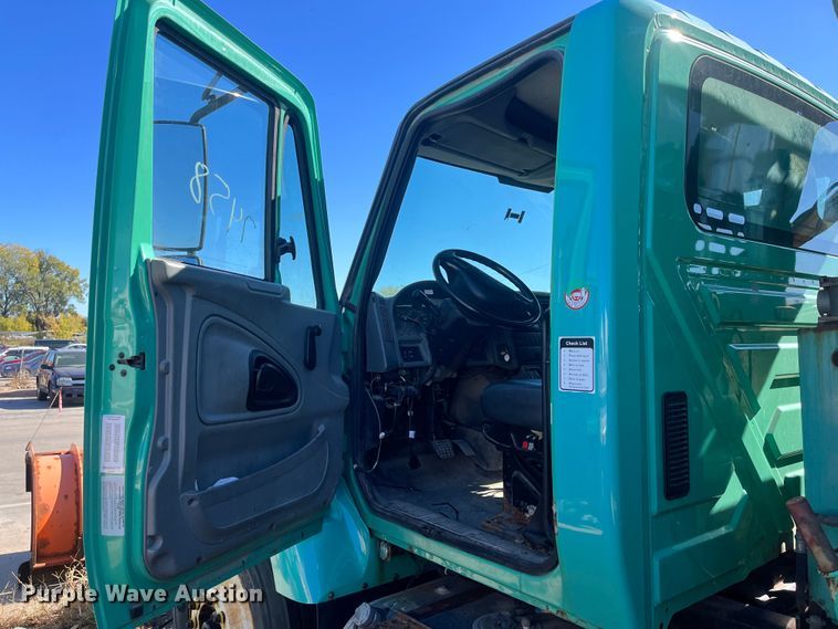 image for item DC6219 2007 International 7400  dump truck