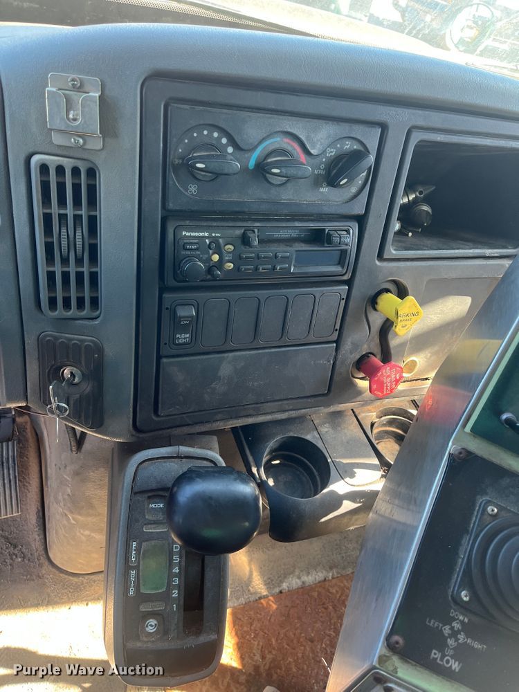 image for item DC6219 2007 International 7400  dump truck