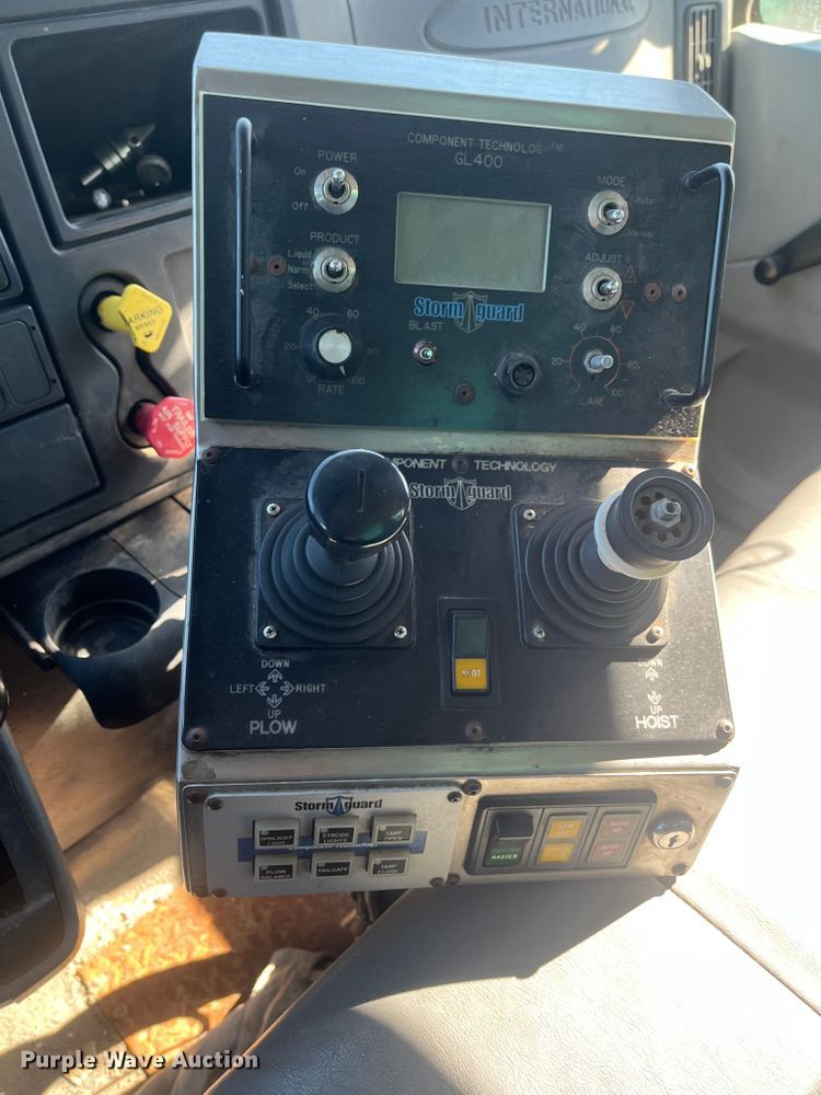 image for item DC6219 2007 International 7400  dump truck