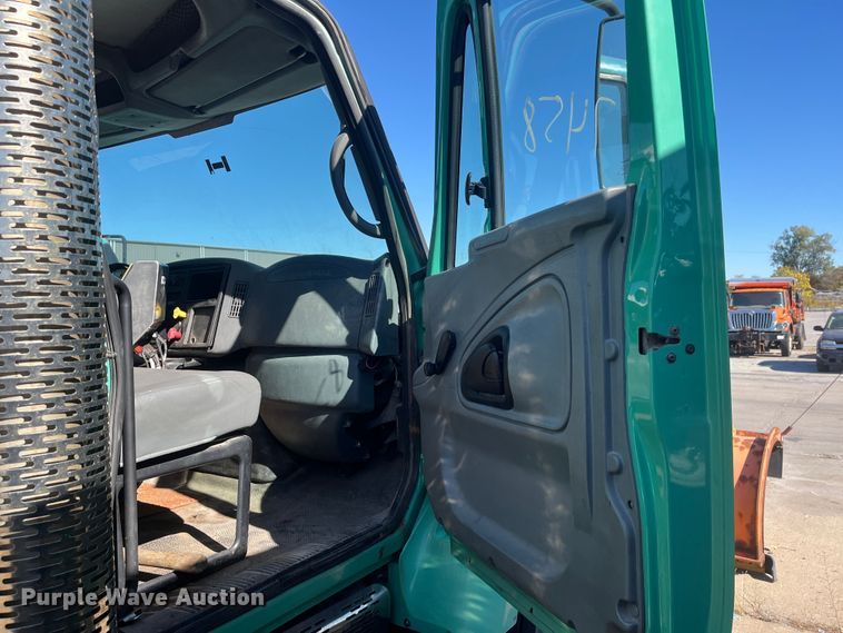 image for item DC6219 2007 International 7400  dump truck