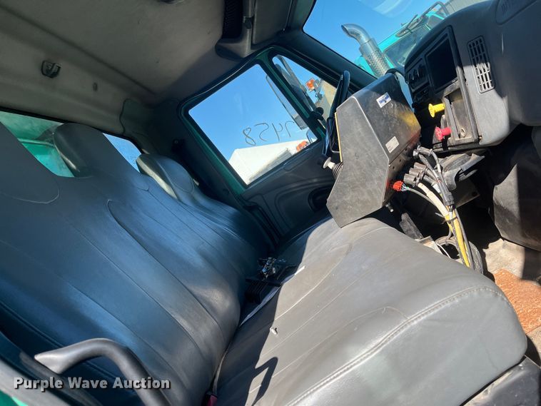 image for item DC6219 2007 International 7400  dump truck