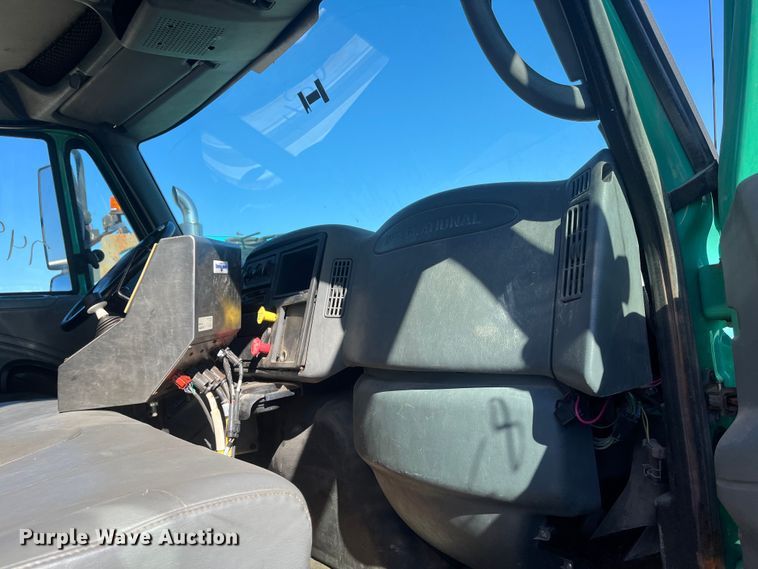 image for item DC6219 2007 International 7400  dump truck