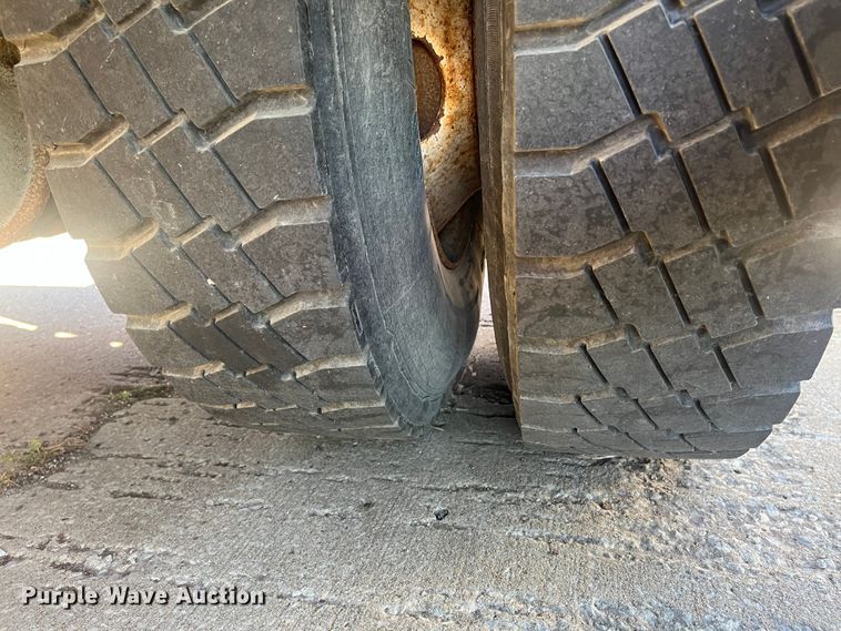 image for item DC6219 2007 International 7400  dump truck