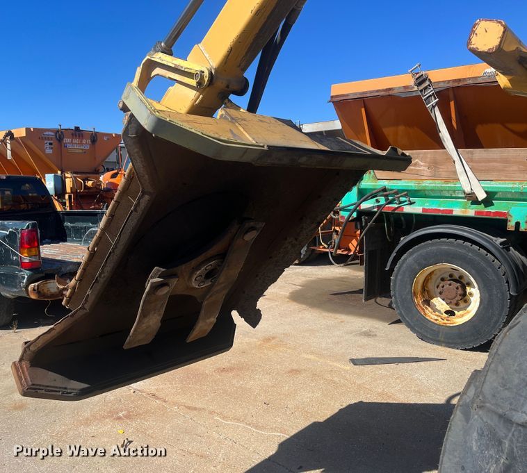 image for item DC6220 2006 John Deere 7420  tractor