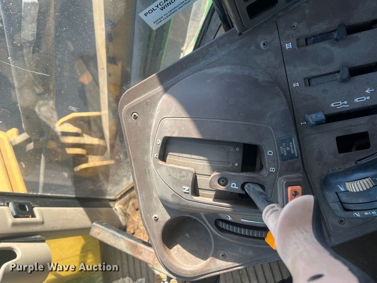 image for item DC6220 2006 John Deere 7420  tractor