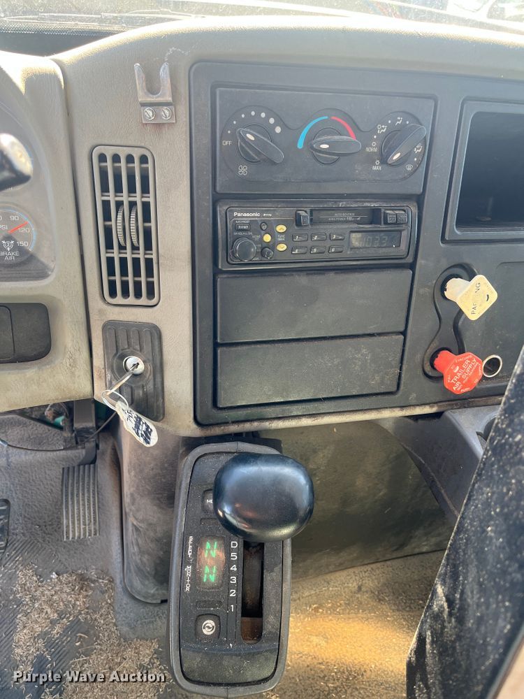 image for item DC6221 2009 International WorkStar 7400  dump truck