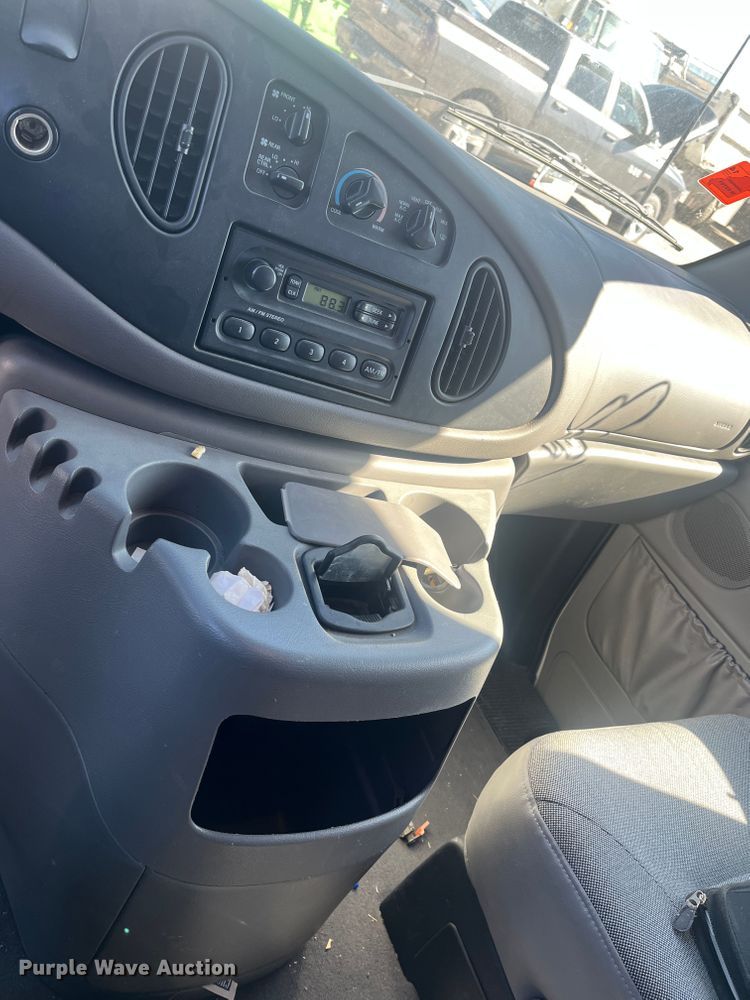 image for item DC6222 2000 Ford E350 Super Duty XL  van