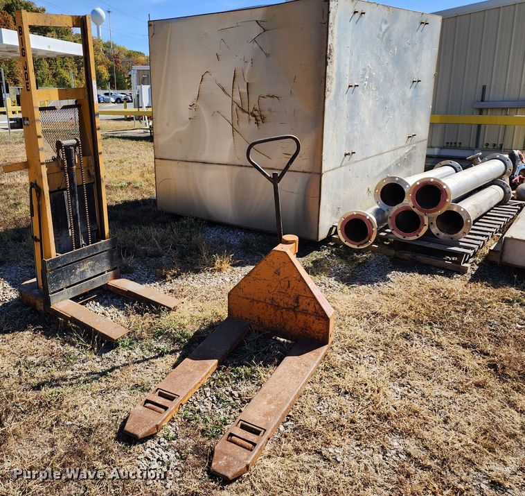 (2) pallet jacks in Kansas City, MO Item KH9180 sold Purple Wave