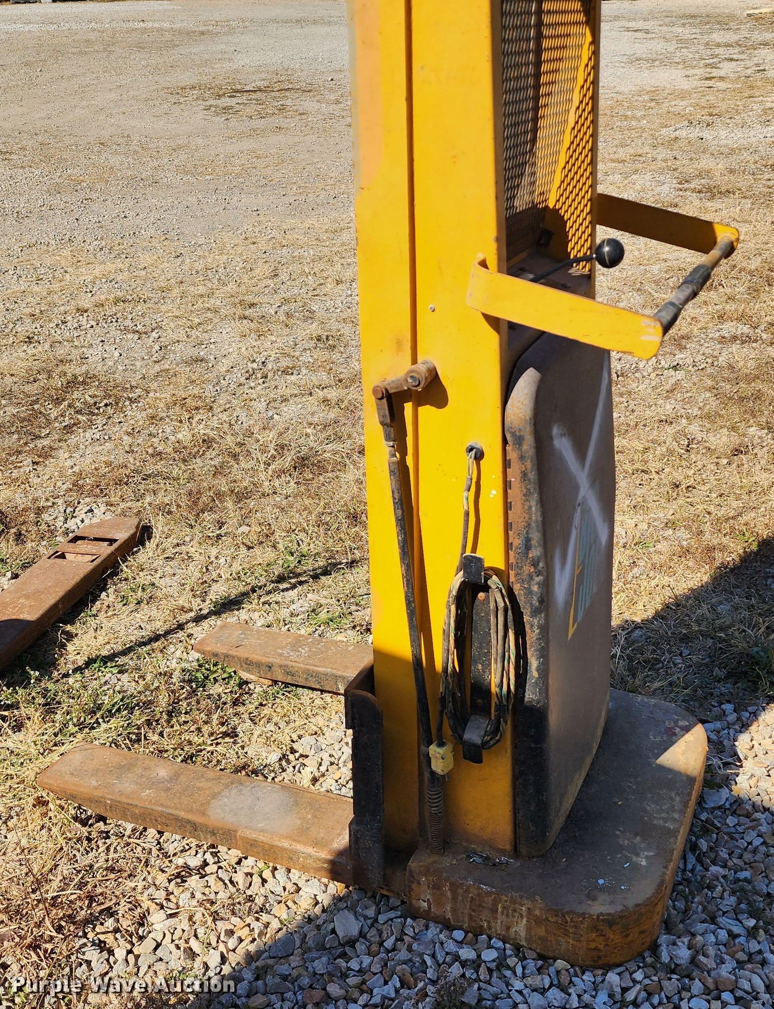 (2) pallet jacks in Kansas City, MO Item KH9180 sold Purple Wave