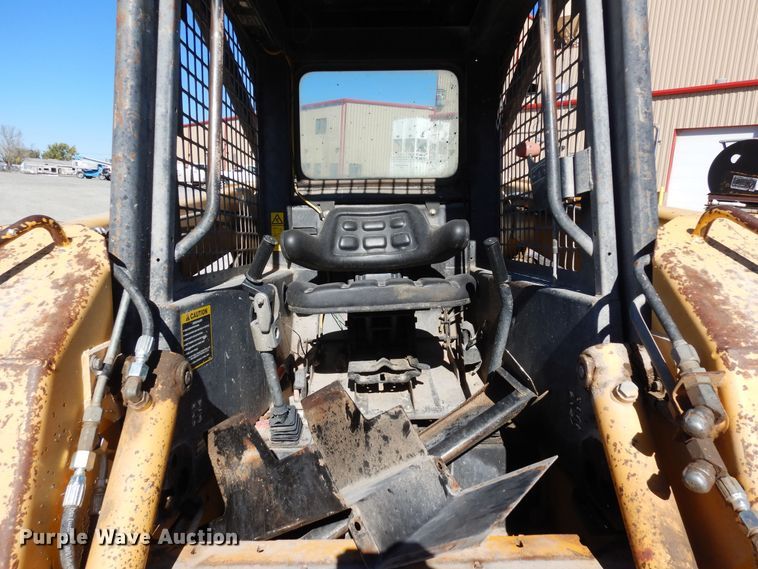 image for item DF8136 1995 John Deere 7775  skid steer loader