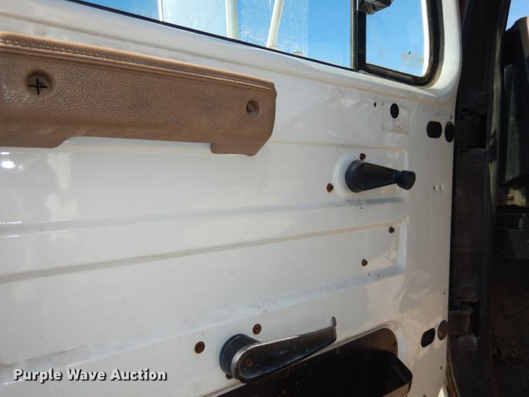 image for item DH8900 1990 International 4600  box truck