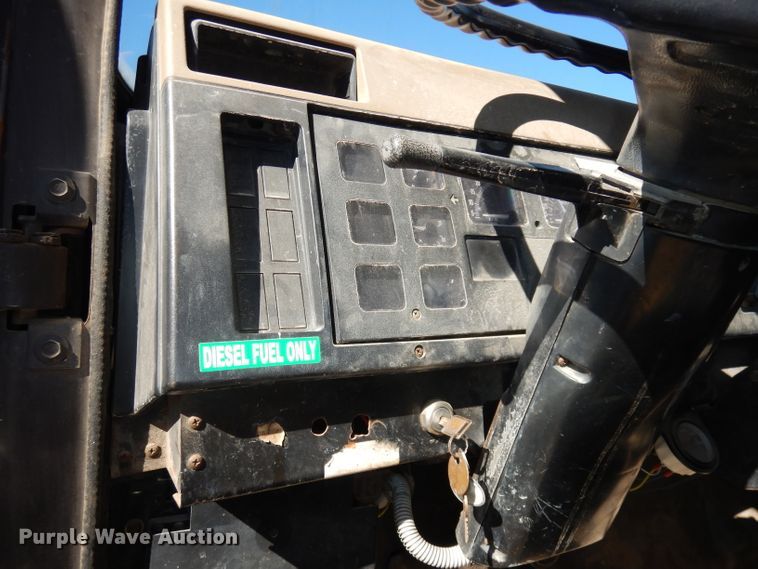 image for item DH8900 1990 International 4600  box truck