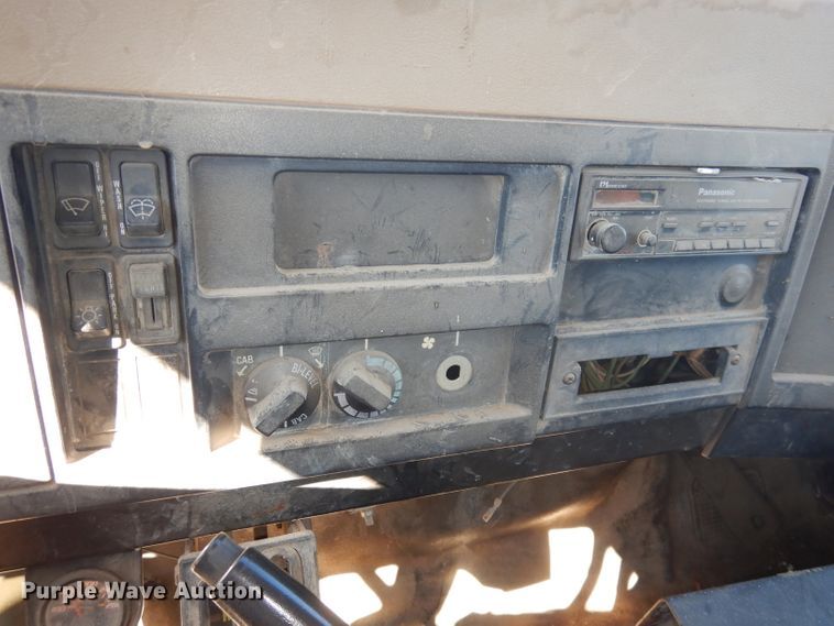 image for item DH8900 1990 International 4600  box truck