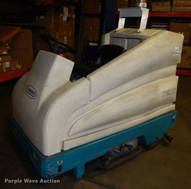 image for item DI6784 Tennant 7200  floor sweeper