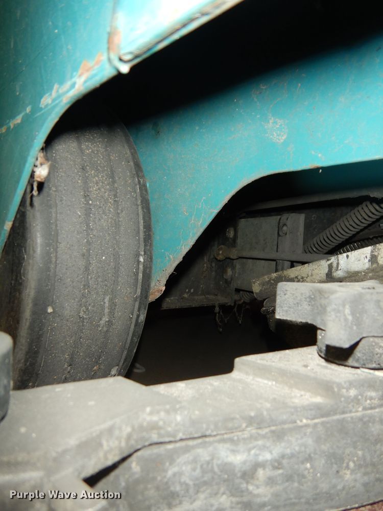 image for item DI6784 Tennant 7200  floor sweeper