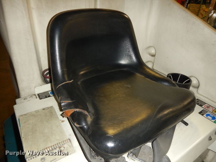 image for item DI6784 Tennant 7200  floor sweeper