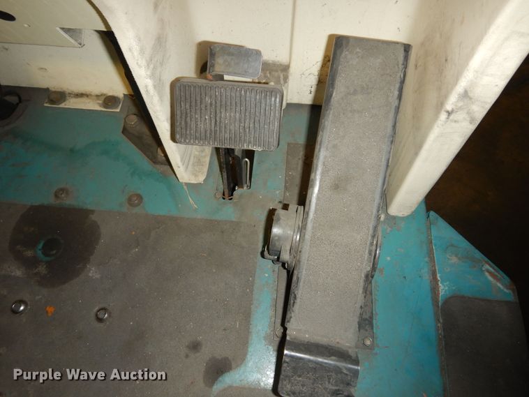 image for item DI6784 Tennant 7200  floor sweeper