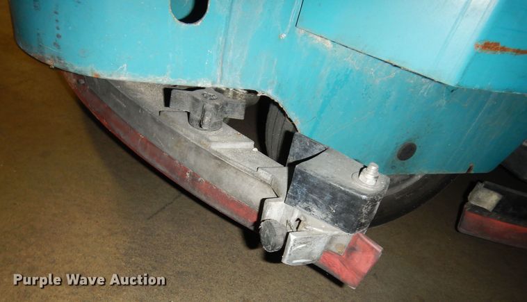 image for item DI6784 Tennant 7200  floor sweeper